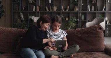 Çok nesilli aile modern tablet kullanarak eğleniyor