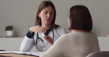 Doktor ve yaşlı hasta arasında dostça bir olumlu konuşma.