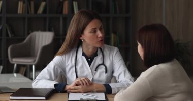 Kliniğe giderken yaşlı bir hasta terapistin sağlık tavsiyelerini dinler