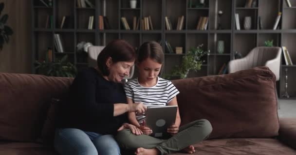 Familia multigeneracional divirtiéndose usando tableta moderna — Vídeo de stock