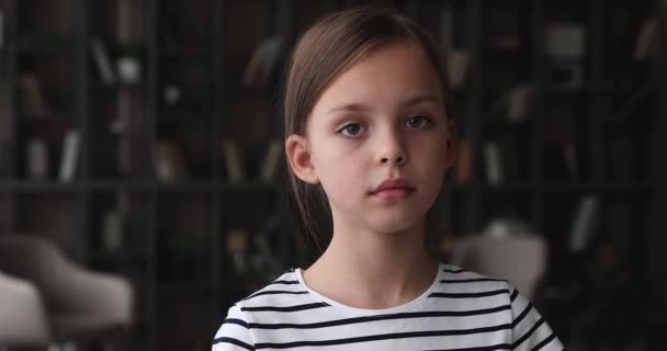 Headshot portret cute little girl stoi wewnątrz patrząc na aparat — Wideo stockowe