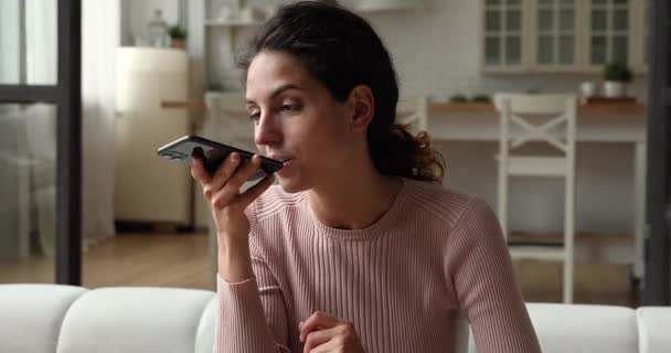 Wanita mendengarkan pesan audio meninggalkan respon menggunakan loudspeaker pada smartphone — Stok Video
