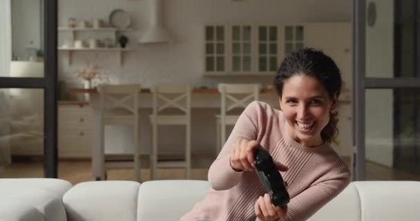 Жінка тримає консольну геймпадку, що бере участь у відтворенні відеоігор — стокове відео