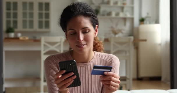 Jonge vrouw klant met creditcard en smartphone online kopen — Stockvideo