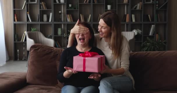 Zorgen volwassen dochter feliciteert verjaardag oudere moeder — Stockvideo