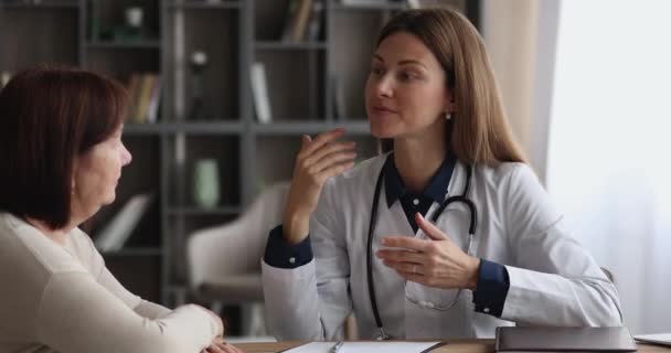 高齢女性患者は診療所で相談を受ける — ストック動画