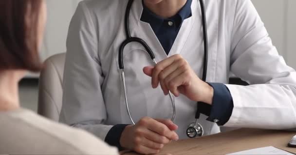 Terapeuta consulta paciente durante visita na clínica, de perto — Vídeo de Stock