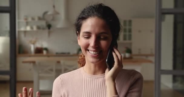 Портрет молодой женщины, говорящей по телефону в помещении — стоковое видео