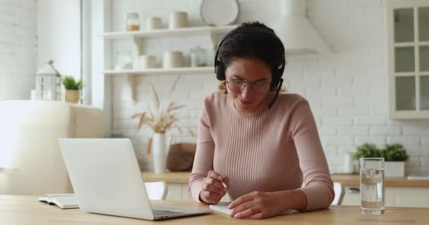 Mujer en auriculares ganar conocimiento uso videocall evento en casa — Vídeos de Stock