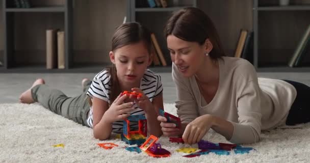 Jonge moeder en dochtertje spelen samen creatieve magnetische constructeur — Stockvideo