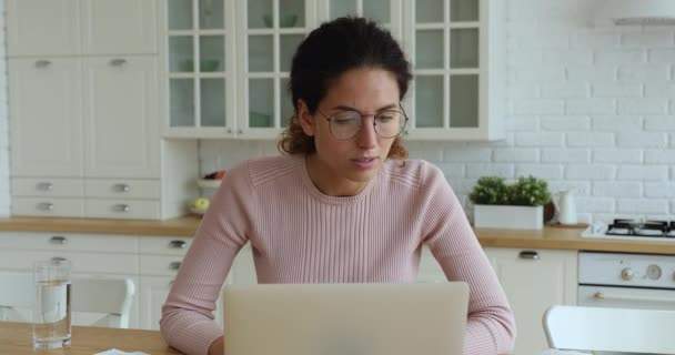 Frau, die schlechte E-Mails liest, macht beruhigende Übungen zum Stressabbau — Stockvideo