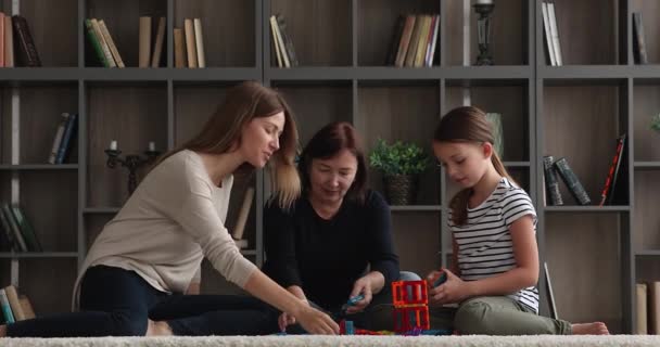 Babička dospělý dcera a malá vnučka hrát spolu doma — Stock video