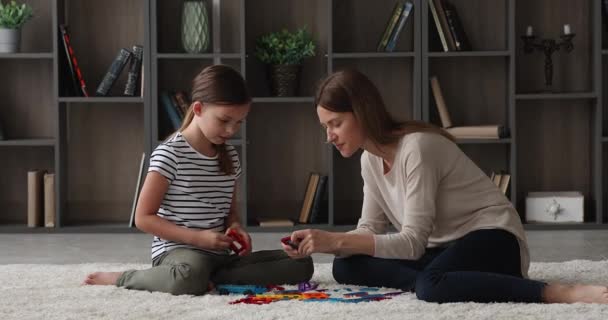 Amante mãe jogar brinquedo definido com pequena filha em casa — Vídeo de Stock