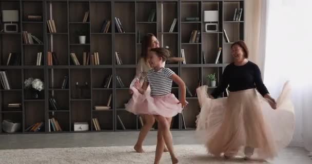 Kleines Mädchen tanzt mit Mutter und 60er Oma zu Hause — Stockvideo