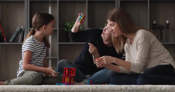 Multi-generationele familie spelen samen creatieve magnetische constructeur thuis — Stockvideo