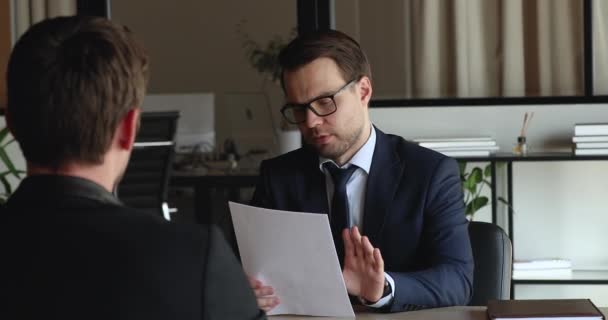 Zelfverzekerde jonge zakenman in brillenglazen met sollicitatiegesprek. — Stockvideo