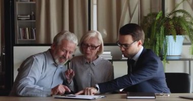 Mutlu orta yaşlı bir çift kendi dairesinden anahtar alıyor..