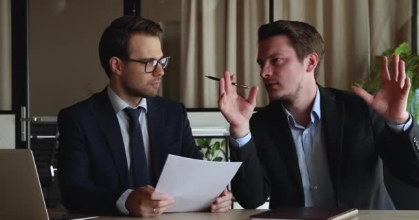 Heureux deux hommes d'affaires confiants discutant accord papier en fonction. — Video