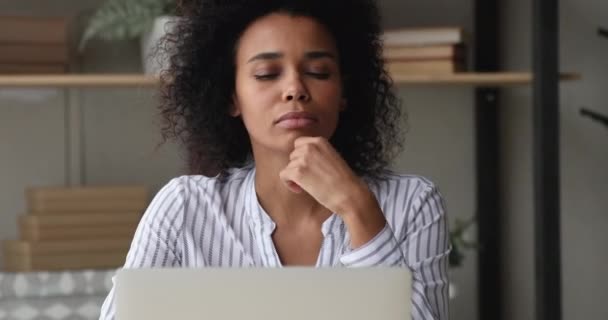 Aantrekkelijke Afrikaanse zakenvrouw zitten op de werkplek werken op laptop — Stockvideo