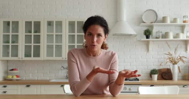 Mujer atractiva joven participa en la comunicación de videollamadas — Vídeos de Stock