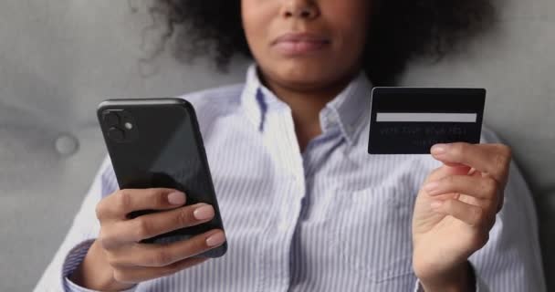 Donna fa acquisto con smartphone e carta di credito, primo piano — Video Stock