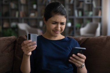 Mutsuz Hintli kadının kredi kartıyla ilgili sorunu var.