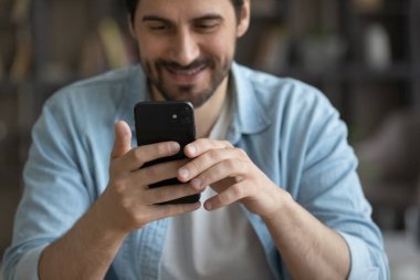 Akıllı telefon ve mobil aygıt uygulamaları kullanarak gülümseyen adamı kapat