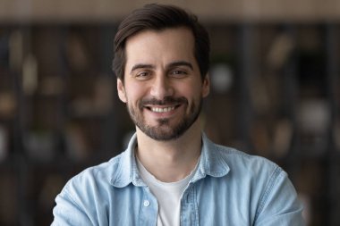 Kameraya bakan kendine güvenen bir adamın portresi.
