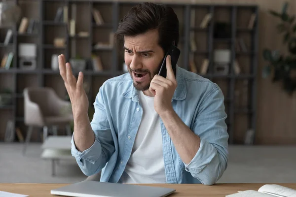 Hombre enojado irritado hablando por teléfono, discutiendo o quejándose — Foto de Stock