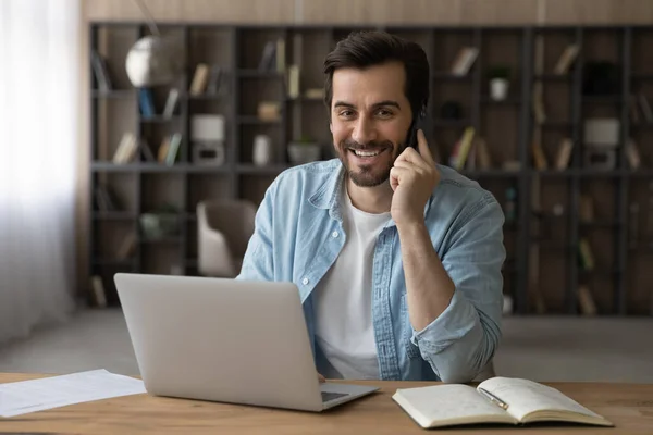 Portret głowy uśmiechnięty biznesmen rozmawiający przez telefon, korzystający z laptopa — Zdjęcie stockowe