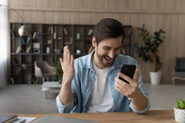 Overjoyed surprised man reading good news in message, using smartphone — Stock Photo, Image