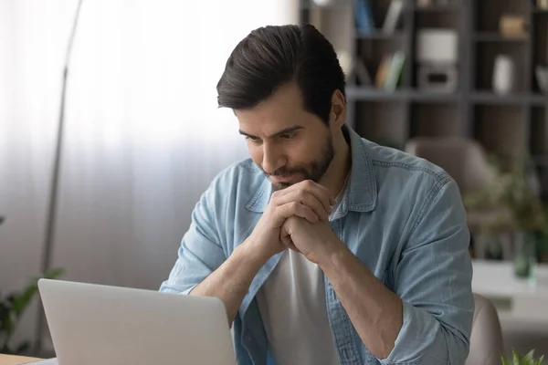 Primer plano hombre de negocios irritado mirando la pantalla del ordenador portátil, teniendo problemas —  Fotos de Stock