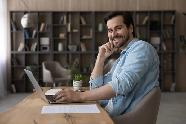 Retrato sorrindo empresário bem sucedido sentado na mesa com laptop — Fotografia de Stock