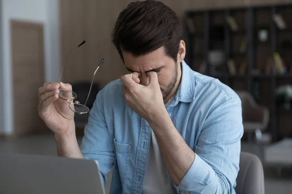 Primer plano hombre de negocios cansado quitándose las gafas, síndrome de visión por computadora — Foto de Stock