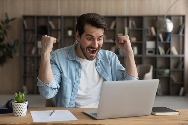 Blij verrast zakenman op zoek naar laptop scherm, het vieren van succes — Stockfoto