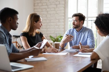 Kendine güvenen genç lider müzakere toplantısı yapıyor..