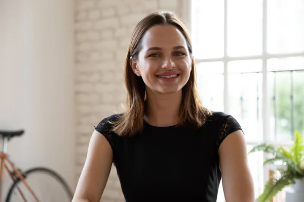 Smiling beautiful young 30s woman looking at camera. — Stock Photo, Image