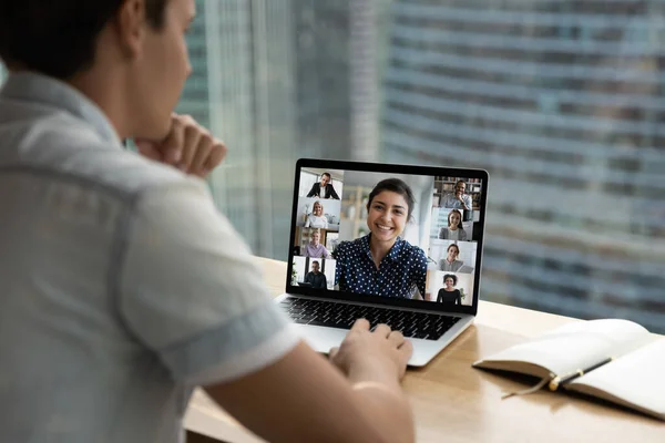 Hombre empleado tienen webcam reunión en línea en el ordenador portátil con sus colegas —  Fotos de Stock