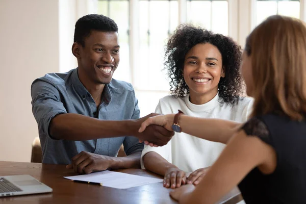 Jovens clientes afro-americanos cumprimentando o consultor financeiro. — Fotografia de Stock