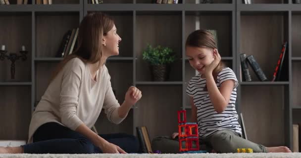 Familia jugar juntos constructor magnético creativo en casa — Vídeos de Stock