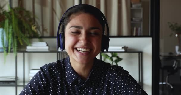 Lachende mooie millennial indiaanse etniciteit vrouw met video call. — Stockvideo