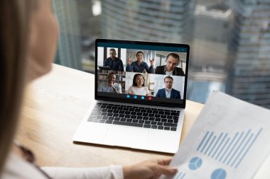 Çeşitli meslektaşlarla görüntülü konuşma yapan kadın çalışanlar
