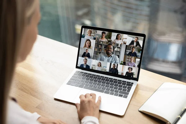 Dipendenti multirazziali parlano in webcam zoom conferenza — Foto Stock