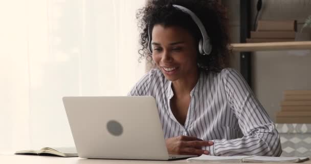 Joven mujer africana teniendo conversación remota a través de videoconferencia — Vídeos de Stock