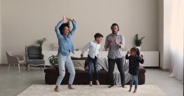 Joven pareja deportiva africana con niños haciendo ejercicio bailando en casa — Vídeo de stock