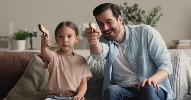 Szczęśliwy młody tata bawi się z małą córką. — Wideo stockowe
