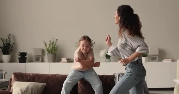 Insouciante petite fille enfant 7s faire des mouvements drôles avec maman. — Video