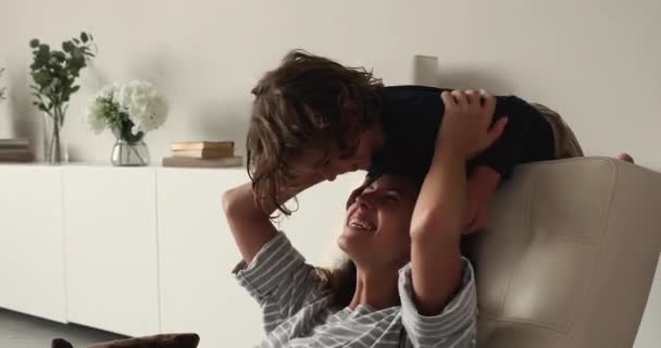 Glücklicher kleiner Junge spielt mit schöner junger Mutter. — Stockvideo
