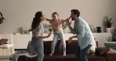 Küçük kızıyla dans eden mutlu bir aile..