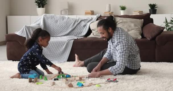 Africano uomo giocare a casa con bambino in età prescolare carino figlia — Video Stock